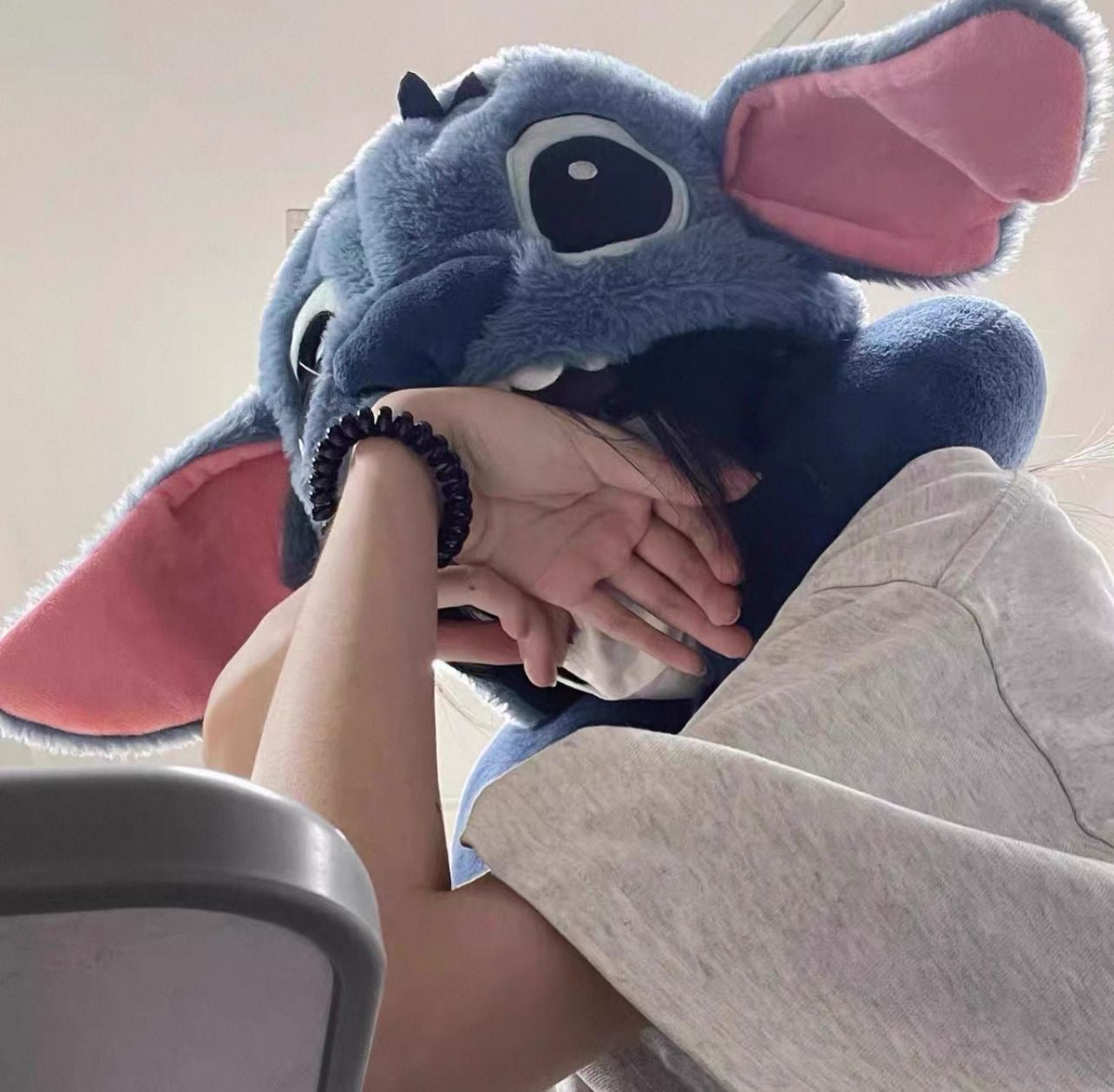 Cuellero con capota de Stitch.