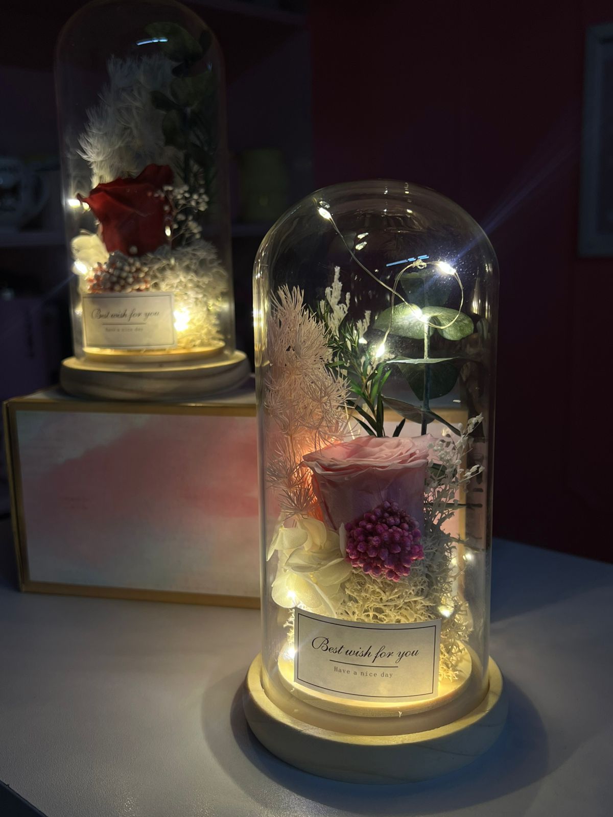 Rosa encapsulada con luces.
