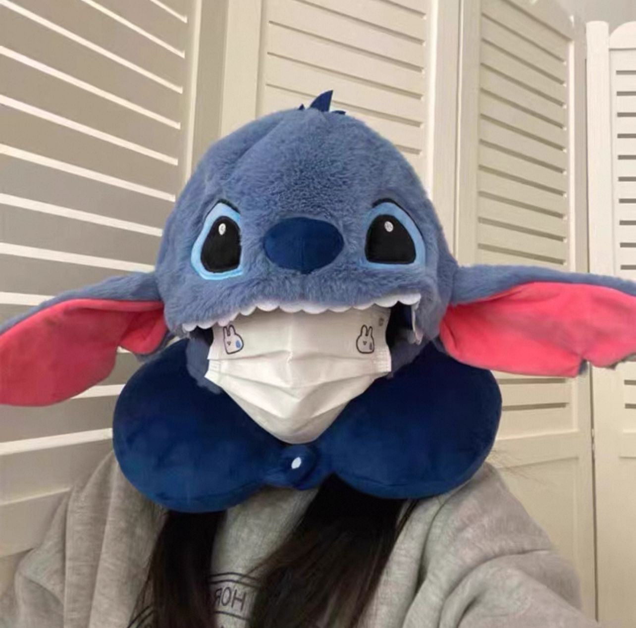 Cuellero con capota de Stitch.