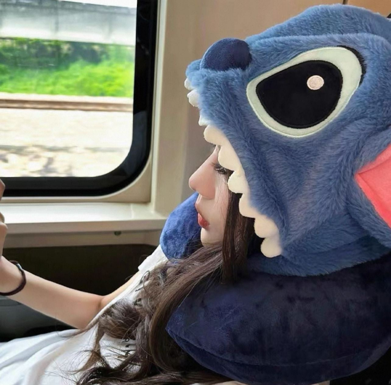 Cuellero con capota de Stitch.